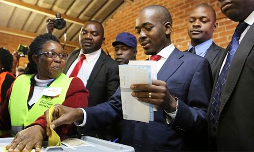 Candidato opositor proclama su victoria en comicios de Zimbabue